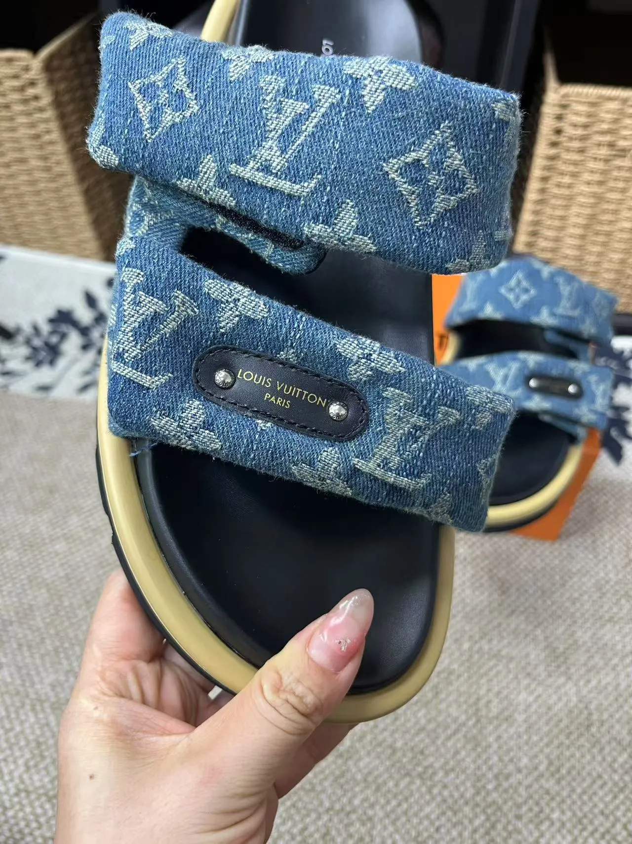 P340 yuan LV Louis Vuitton Full of high-end feel! A popular model among bloggers at home and abroad, it’s retro and fashionable, and looks stunning on your feet! Mainly recommended model on the official website★ ━━━━━ ЅᏇєєt ━━━━━ ▪️Upper: original calfskin ➕5D printing process ▪️Inner: imported mixed sheepskin ▪️Outsole: original molded foam outsole ▪️Size: Female 35-40 Men's 39-44 (women's 41 men's 45)